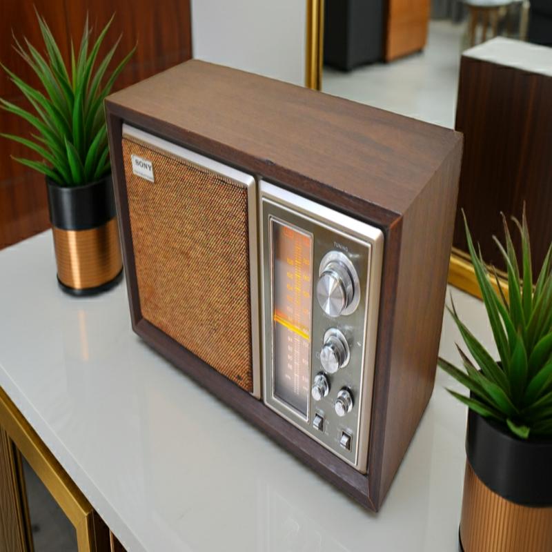 1975-1977 Sony Model ICF-9550W AM/FM Solid State Transistor Radio Sounds Great!