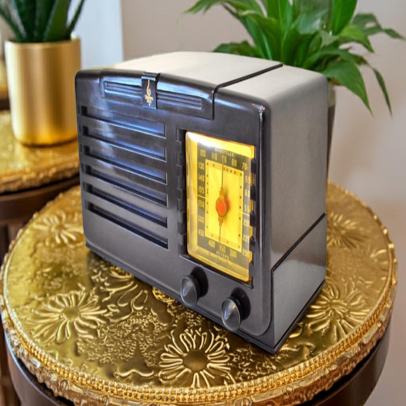 Mocha Brown Bakelite 1940 Emerson Model 333 Vacuum Tube AM Radio Sounds Great Excellent Plus Mint Condition!