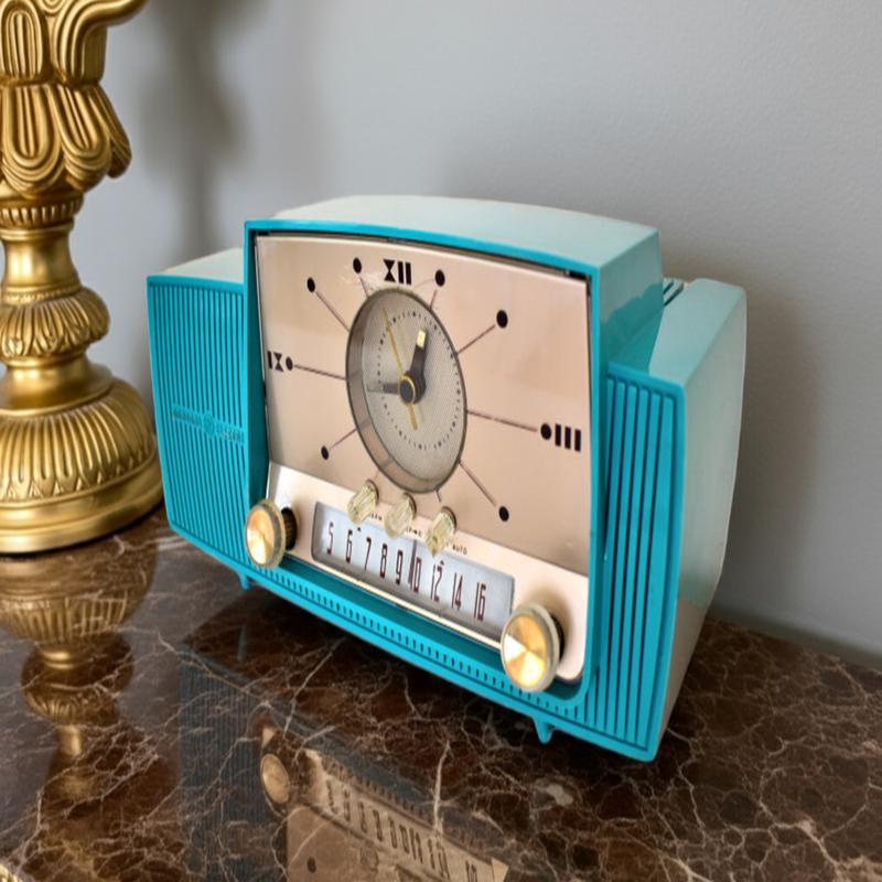 Seafoam Turquoise 1959 GE General Electric Model 914D AM Vacuum Tube Clock Radio Excellent Condition Sounds Wonderful!
