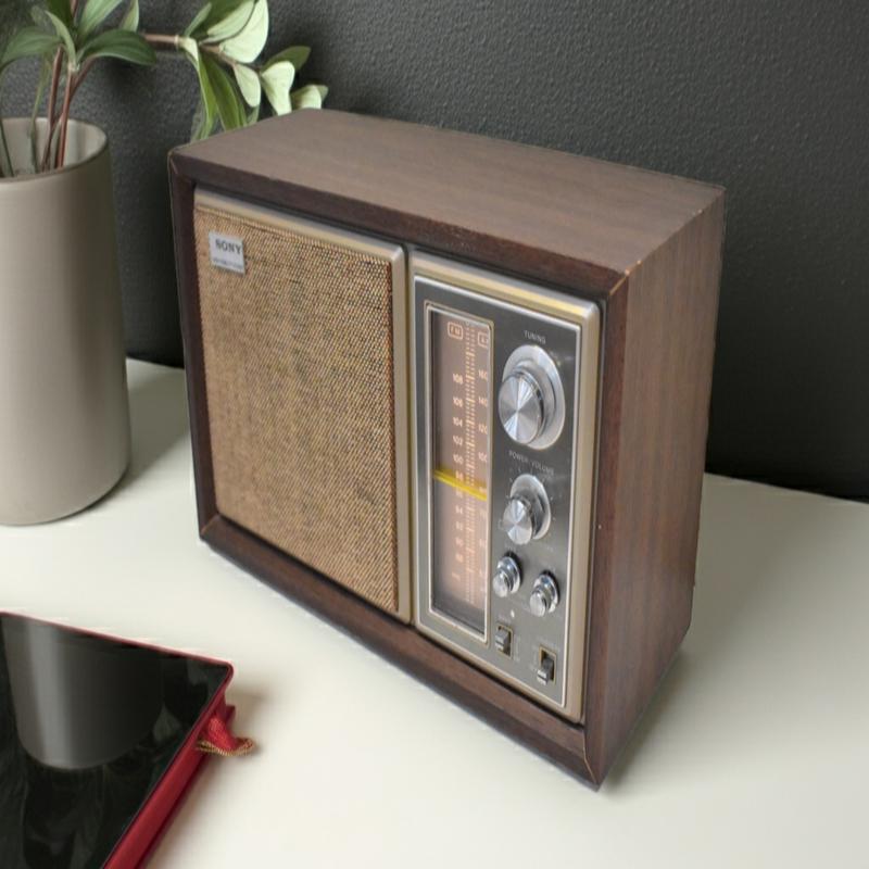 70s Sony Model ICF-9550W AM/FM Solid State Transistor Radio Sounds Great!