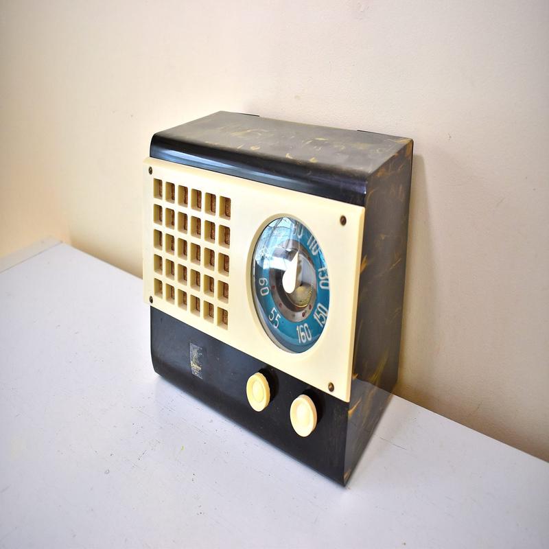 Onyx Green and Gold Catalin 1946 Emerson Model 520 Vacuum Tube AM Radio Sounds Great! Excellent Plus Condition!