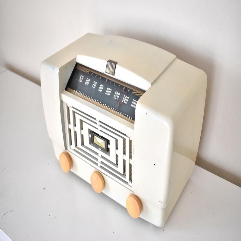 Carrara Ivory Bakelite 1947 RCA Victor Model 66X12 Vacuum Tube AM Radio Sounds Great! Loud and Clear Sounding!